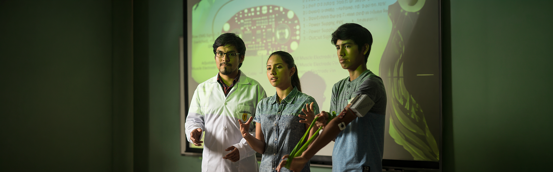 estudiantes_exponiendo